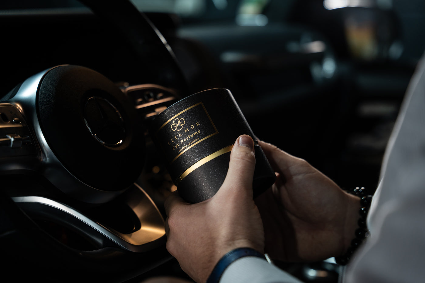 Elia Mor Set in der Hand im Auto