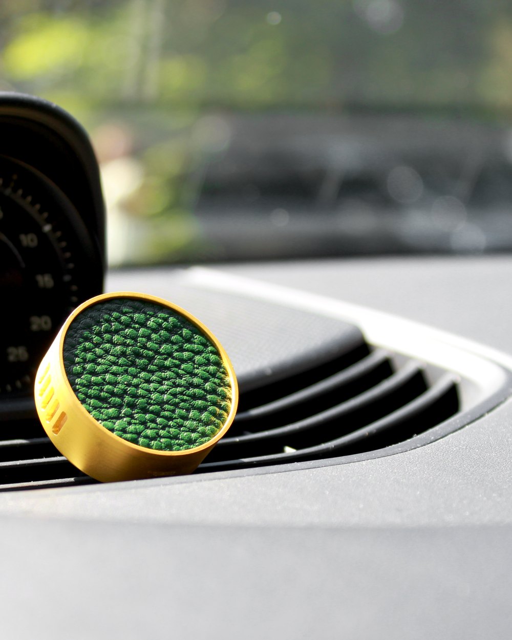 Green Luxury Diffusor auf dem Armaturenbrett eines Porsche
